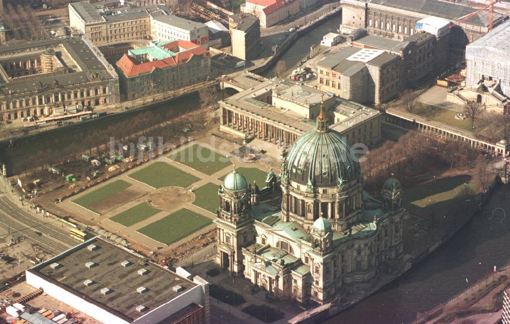 Berlin von oben - Umgestalteter Lustgarten vor dem Berliner Dom in Berlin-Mitte.