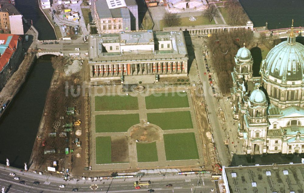 Berlin aus der Vogelperspektive: Umgestalteter Lustgarten vor dem Berliner Dom in Berlin-Mitte.