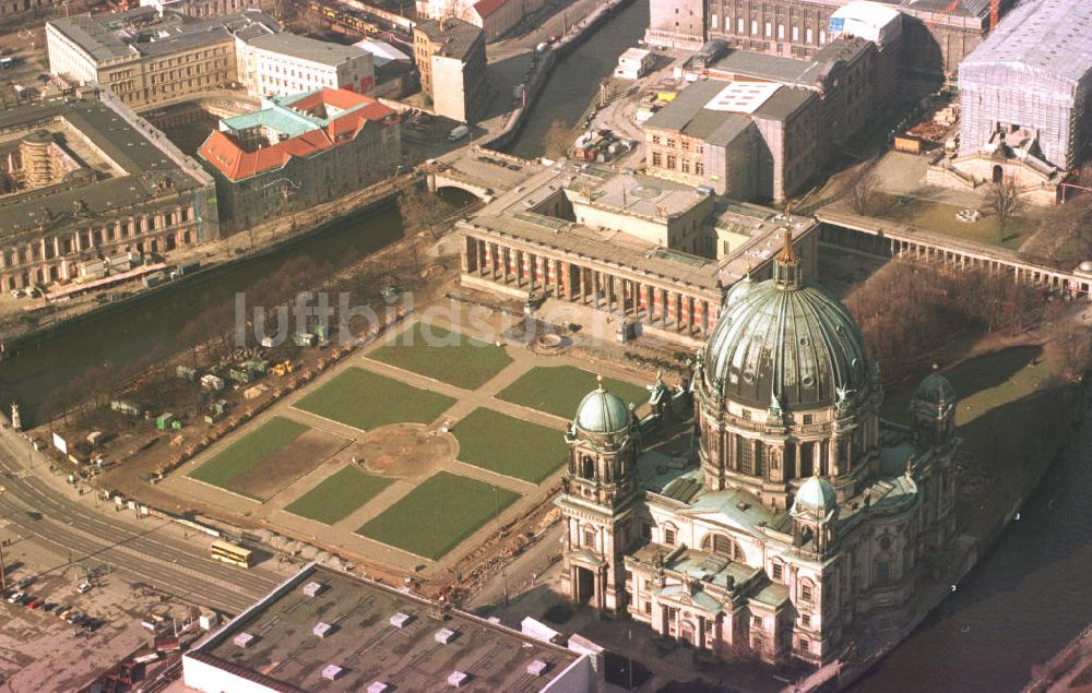 Luftbild Berlin - Umgestalteter Lustgarten vor dem Berliner Dom in Berlin-Mitte.