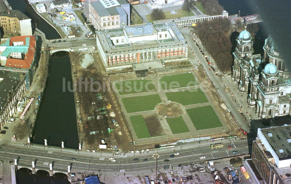 Berlin aus der Vogelperspektive: Umgestalteter Lustgarten vor dem Berliner Dom in Berlin-Mitte.