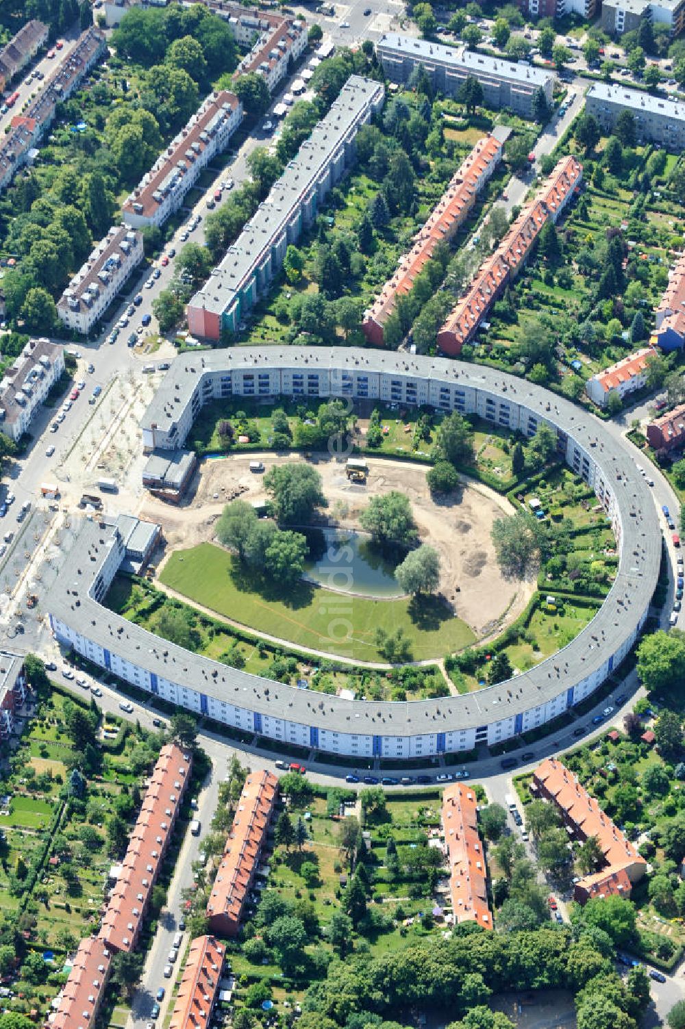 Berlin Britz von oben - Umgestaltung der Grünflächen am Wohngebiet Hufeisensiedlung in Berlin