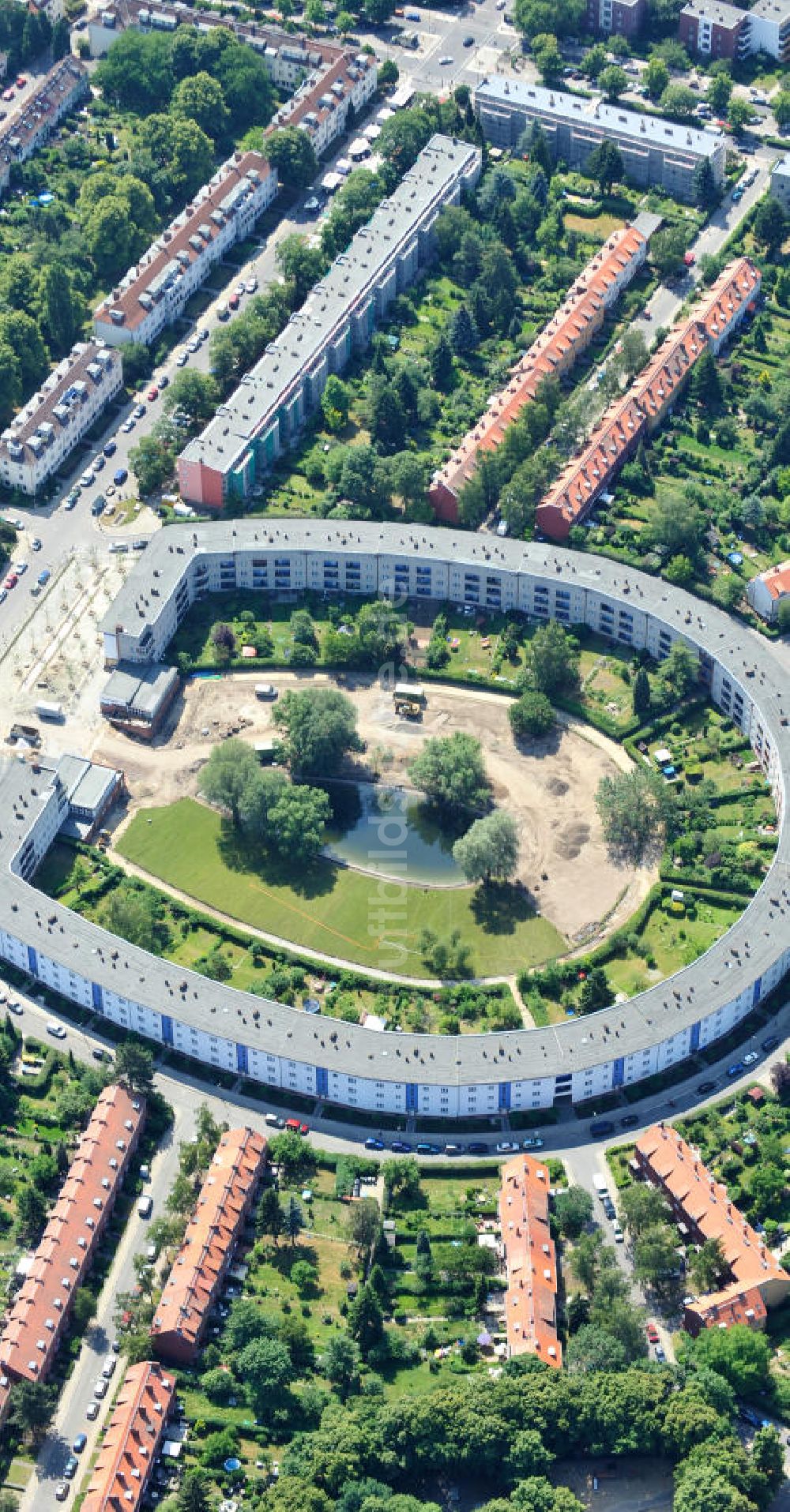 Berlin Britz aus der Vogelperspektive: Umgestaltung der Grünflächen am Wohngebiet Hufeisensiedlung in Berlin