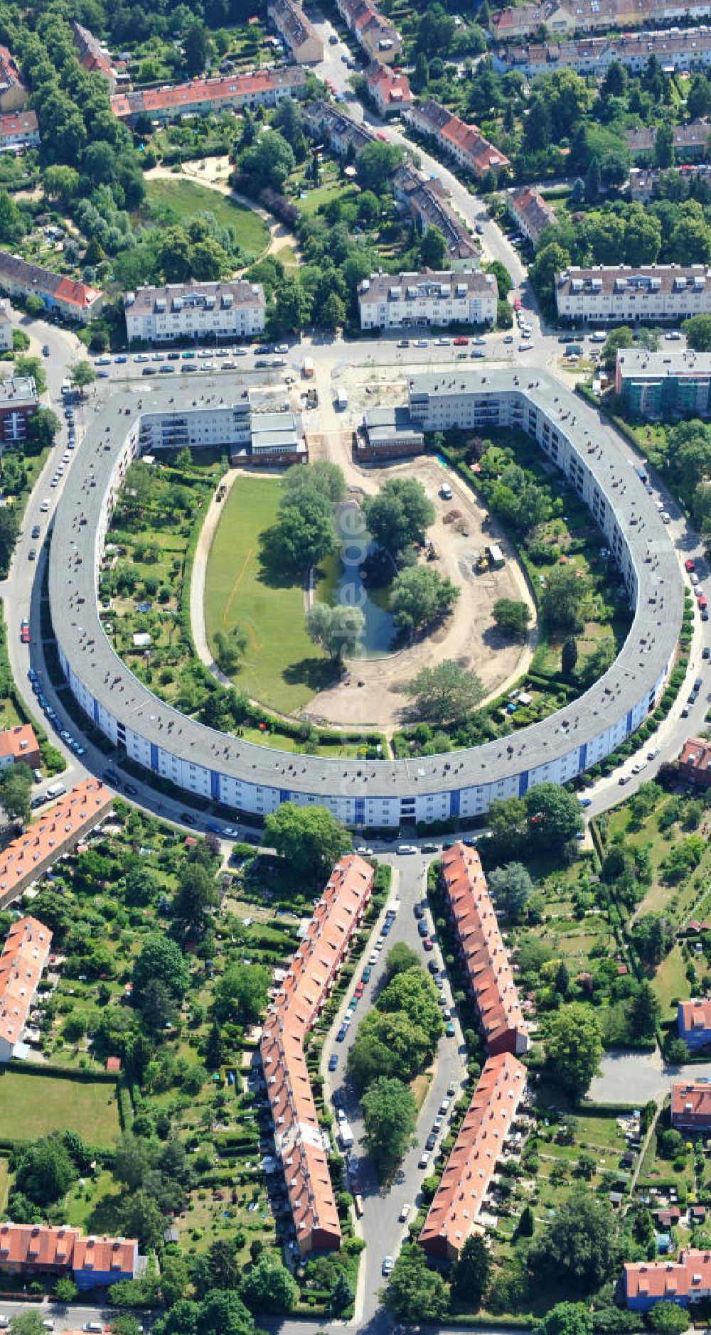 Luftaufnahme Berlin Britz - Umgestaltung der Grünflächen am Wohngebiet Hufeisensiedlung in Berlin