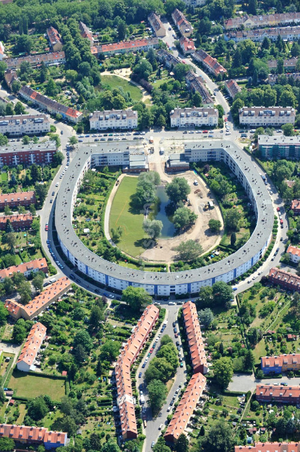 Berlin Britz von oben - Umgestaltung der Grünflächen am Wohngebiet Hufeisensiedlung in Berlin