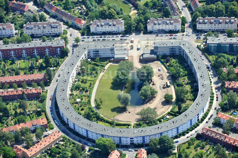 Berlin Britz aus der Vogelperspektive: Umgestaltung der Grünflächen am Wohngebiet Hufeisensiedlung in Berlin