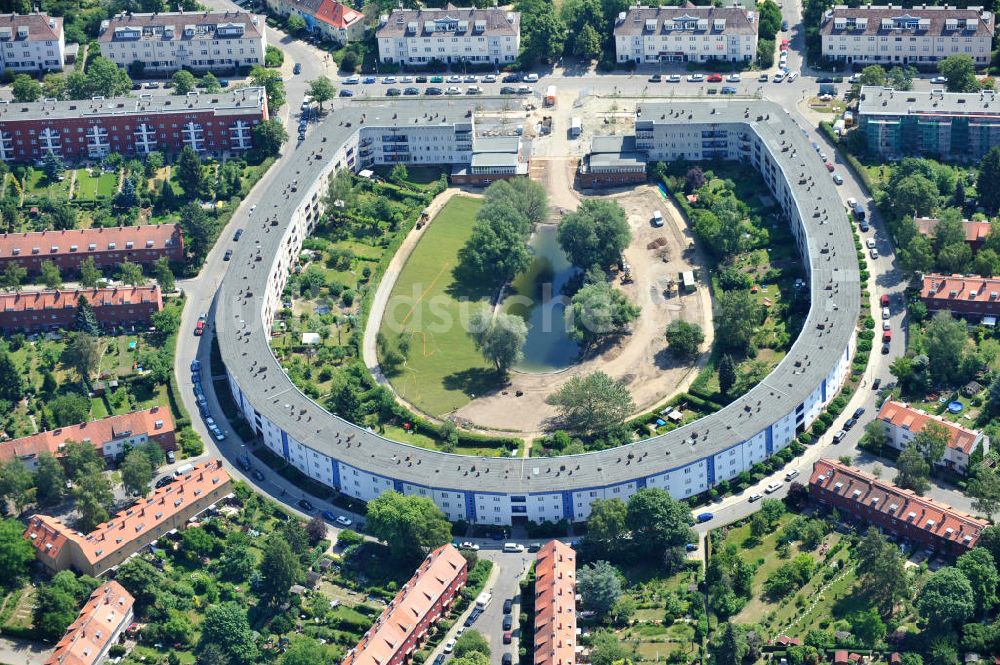 Luftaufnahme Berlin Britz - Umgestaltung der Grünflächen am Wohngebiet Hufeisensiedlung in Berlin