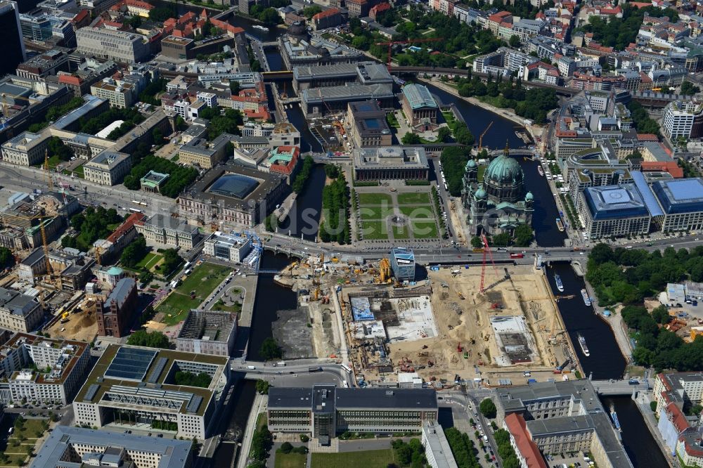 Berlin aus der Vogelperspektive: Umgestaltung des Schlossplatz durch die Baustelle zum Neubau des Humboldt - Forums in Berlin - Mitte