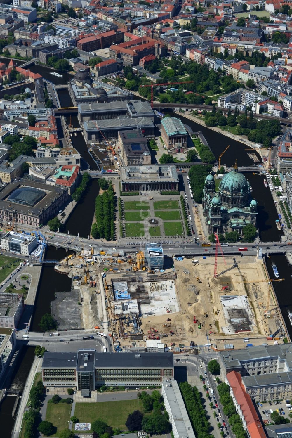 Luftbild Berlin - Umgestaltung des Schlossplatz durch die Baustelle zum Neubau des Humboldt - Forums in Berlin - Mitte