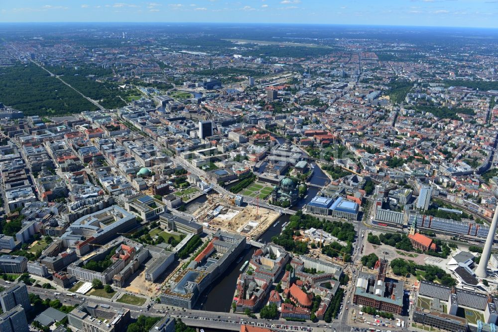 Luftaufnahme Berlin - Umgestaltung des Schlossplatz durch die Baustelle zum Neubau des Humboldt - Forums in Berlin - Mitte