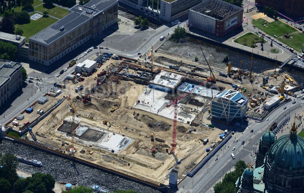 Berlin aus der Vogelperspektive: Umgestaltung des Schlossplatz durch die Baustelle zum Neubau des Humboldt - Forums in Berlin - Mitte