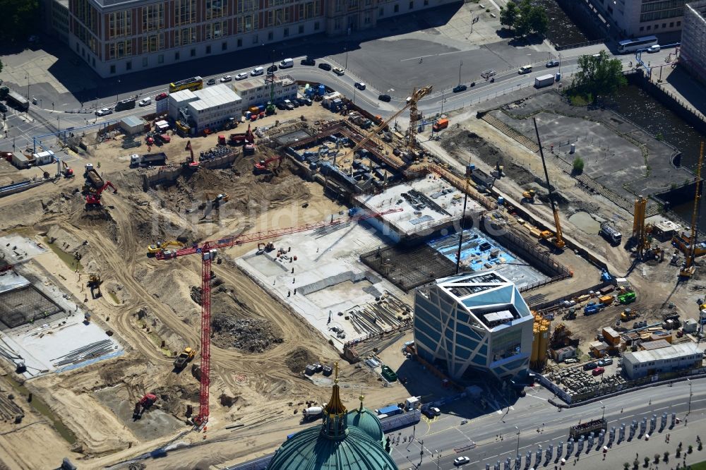 Luftbild Berlin - Umgestaltung des Schlossplatz durch die Baustelle zum Neubau des Humboldt - Forums in Berlin - Mitte