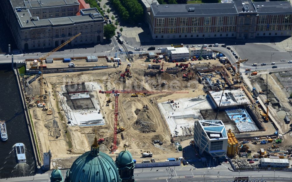 Luftaufnahme Berlin - Umgestaltung des Schlossplatz durch die Baustelle zum Neubau des Humboldt - Forums in Berlin - Mitte