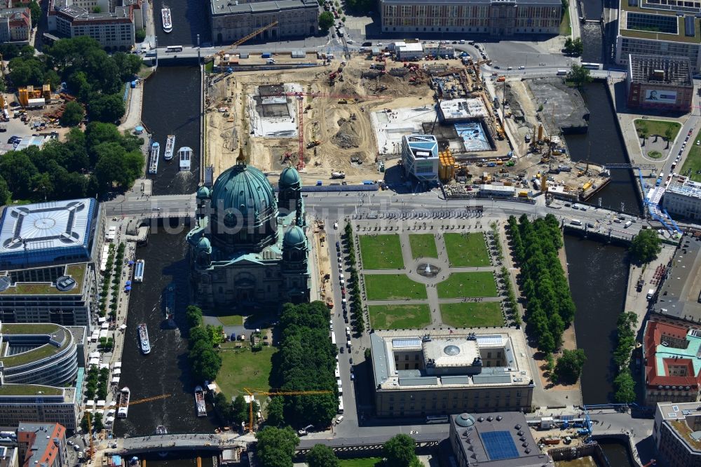 Berlin von oben - Umgestaltung des Schlossplatz durch die Baustelle zum Neubau des Humboldt - Forums in Berlin - Mitte