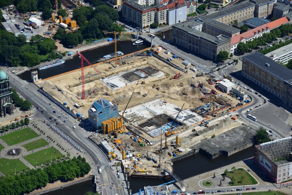 Luftbild Berlin - Umgestaltung des Schlossplatz durch die Baustelle zum Neubau des Humboldt - Forums in Berlin - Mitte