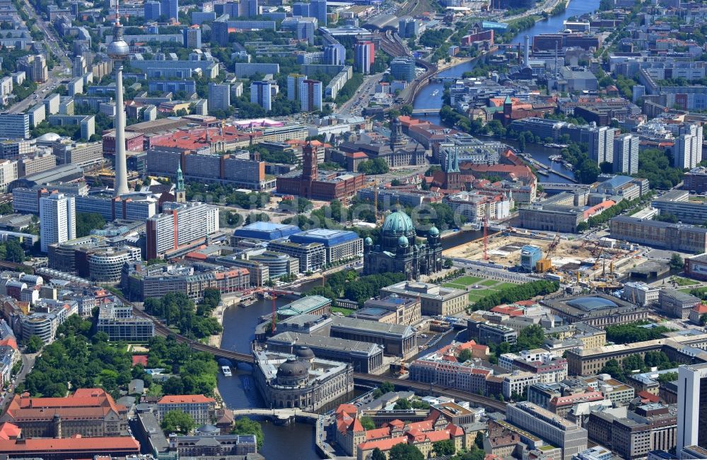 Luftaufnahme Berlin - Umgestaltung des Schlossplatz durch die Baustelle zum Neubau des Humboldt - Forums in Berlin - Mitte