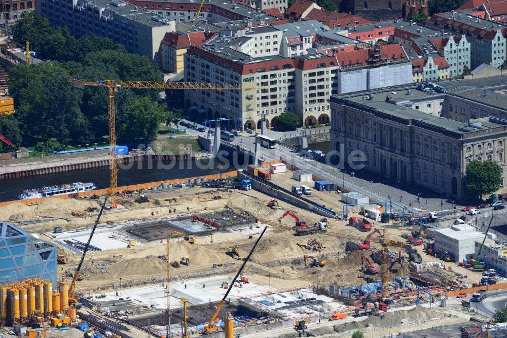 Berlin aus der Vogelperspektive: Umgestaltung des Schlossplatz durch die Baustelle zum Neubau des Humboldt - Forums in Berlin - Mitte