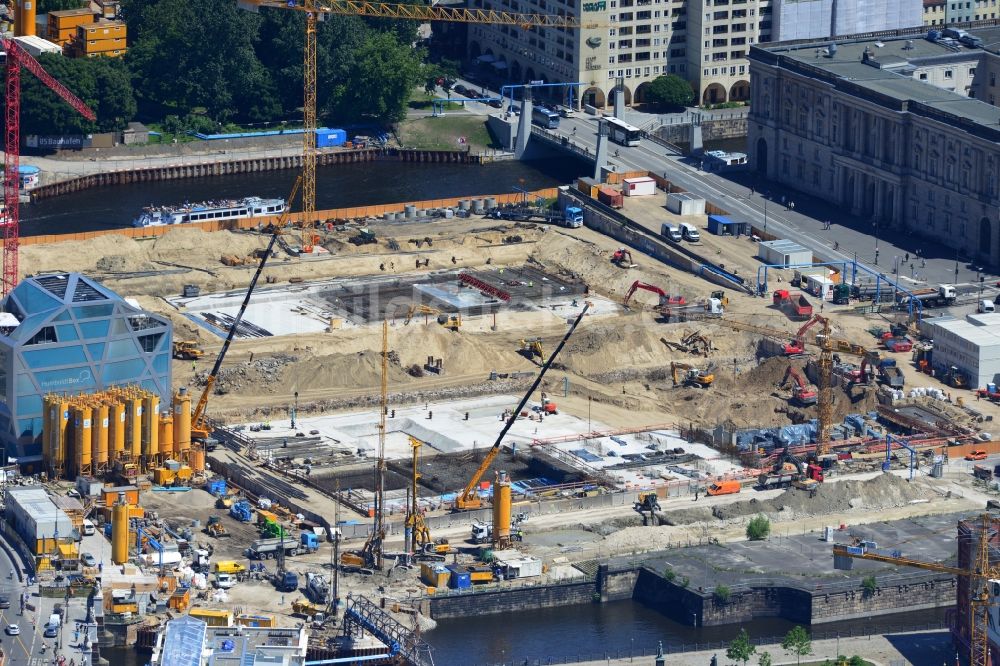 Luftbild Berlin - Umgestaltung des Schlossplatz durch die Baustelle zum Neubau des Humboldt - Forums in Berlin - Mitte