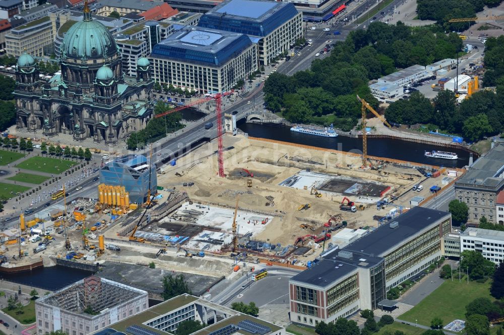 Luftaufnahme Berlin - Umgestaltung des Schlossplatz durch die Baustelle zum Neubau des Humboldt - Forums in Berlin - Mitte