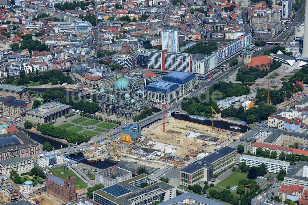 Berlin von oben - Umgestaltung des Schlossplatz durch die Baustelle zum Neubau des Humboldt - Forums in Berlin - Mitte