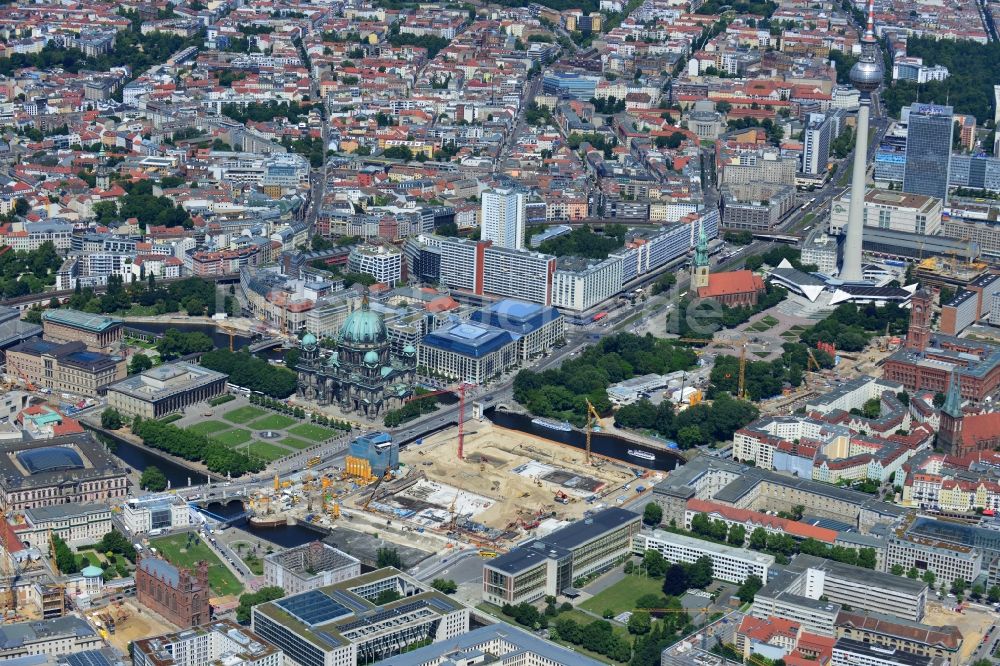 Berlin aus der Vogelperspektive: Umgestaltung des Schlossplatz durch die Baustelle zum Neubau des Humboldt - Forums in Berlin - Mitte