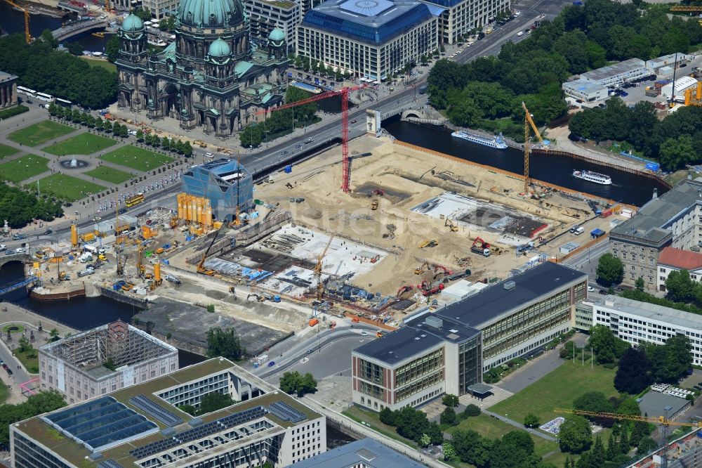 Luftbild Berlin - Umgestaltung des Schlossplatz durch die Baustelle zum Neubau des Humboldt - Forums in Berlin - Mitte