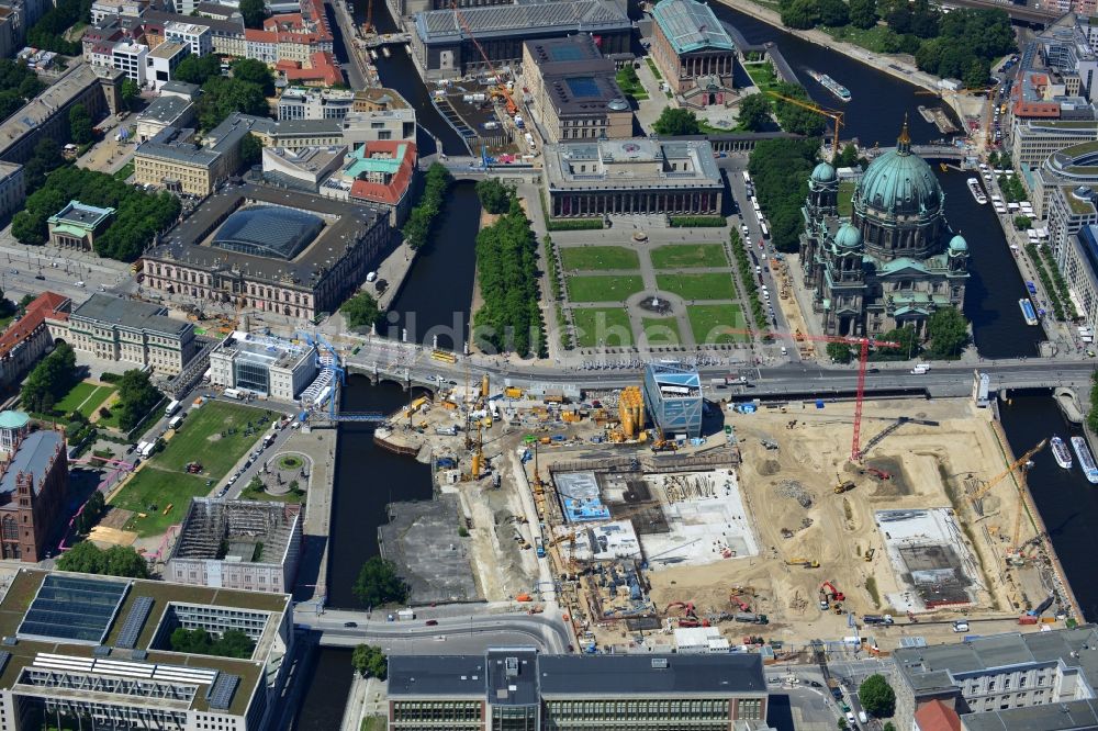 Luftaufnahme Berlin - Umgestaltung des Schlossplatz durch die Baustelle zum Neubau des Humboldt - Forums in Berlin - Mitte