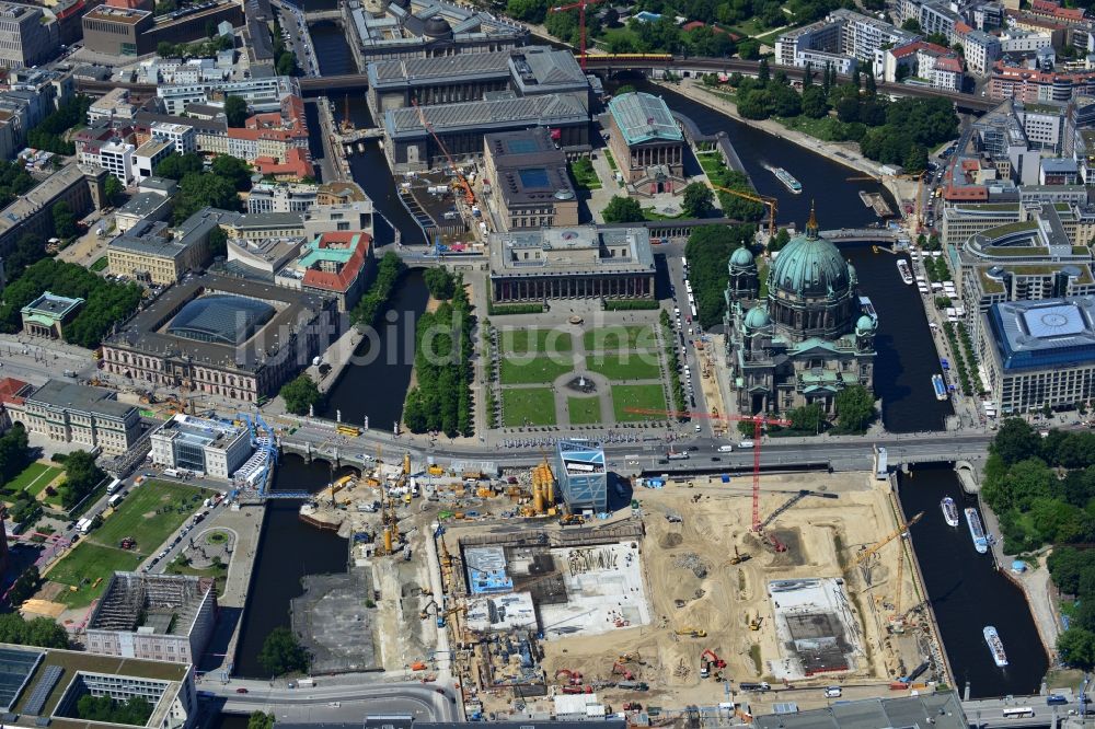 Berlin von oben - Umgestaltung des Schlossplatz durch die Baustelle zum Neubau des Humboldt - Forums in Berlin - Mitte