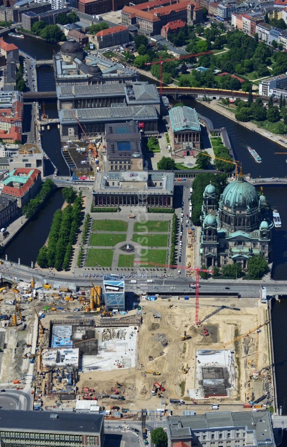 Berlin aus der Vogelperspektive: Umgestaltung des Schlossplatz durch die Baustelle zum Neubau des Humboldt - Forums in Berlin - Mitte