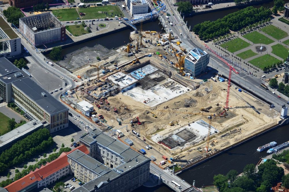 Luftbild Berlin - Umgestaltung des Schlossplatz durch die Baustelle zum Neubau des Humboldt - Forums in Berlin - Mitte