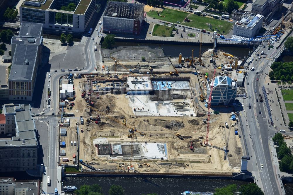 Luftaufnahme Berlin - Umgestaltung des Schlossplatz durch die Baustelle zum Neubau des Humboldt - Forums in Berlin - Mitte