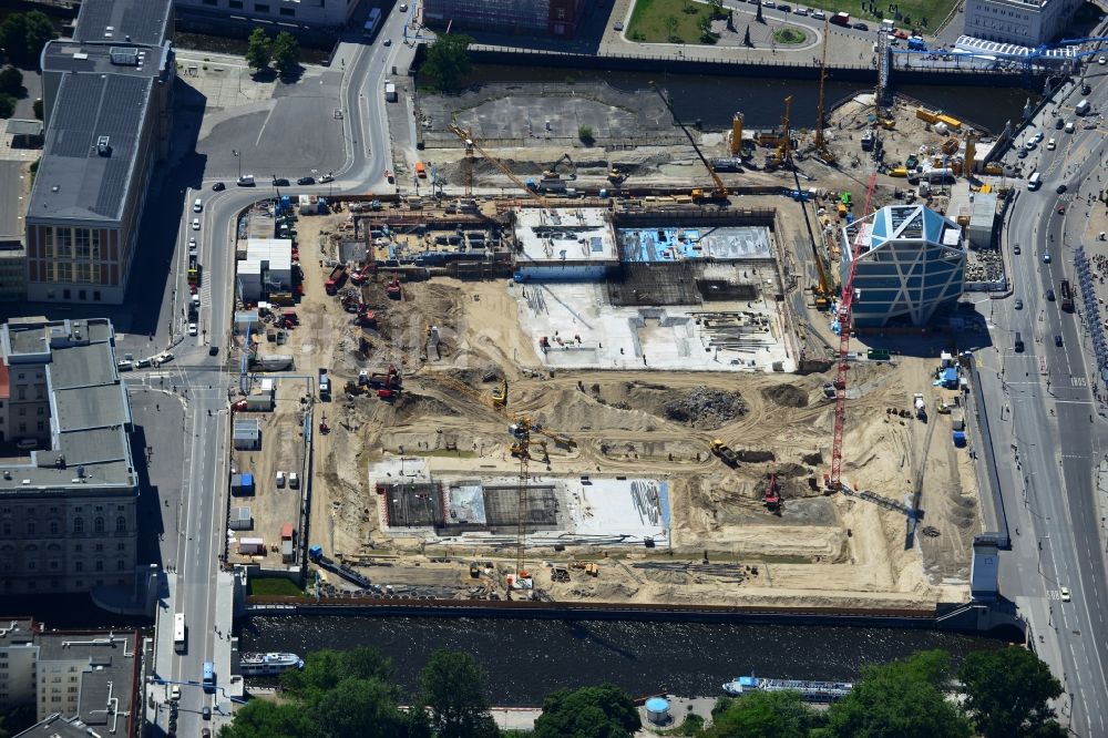 Berlin von oben - Umgestaltung des Schlossplatz durch die Baustelle zum Neubau des Humboldt - Forums in Berlin - Mitte