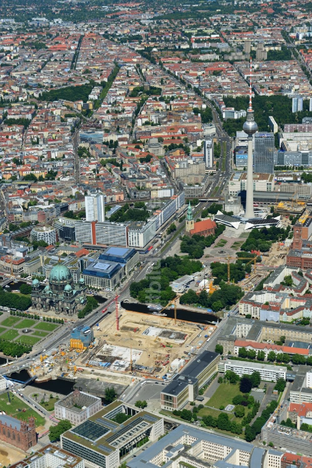 Luftaufnahme Berlin - Umgestaltung des Schlossplatz durch die Baustelle zum Neubau des Humboldt - Forums in Berlin - Mitte