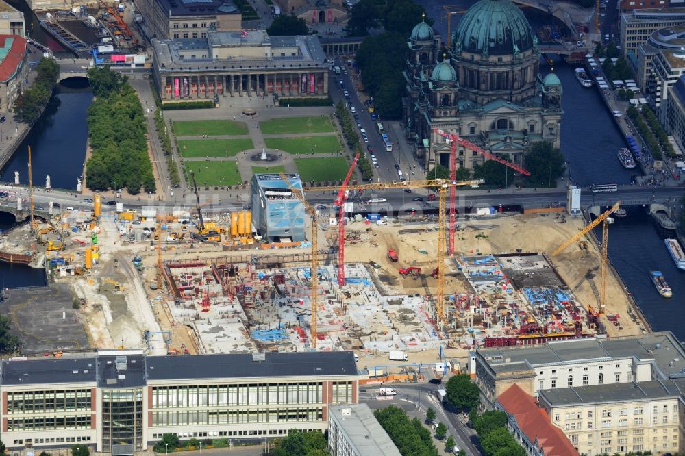 Luftaufnahme Berlin - Umgestaltung des Schlossplatz durch die Baustelle zum Neubau des Humboldt - Forums in Berlin - Mitte