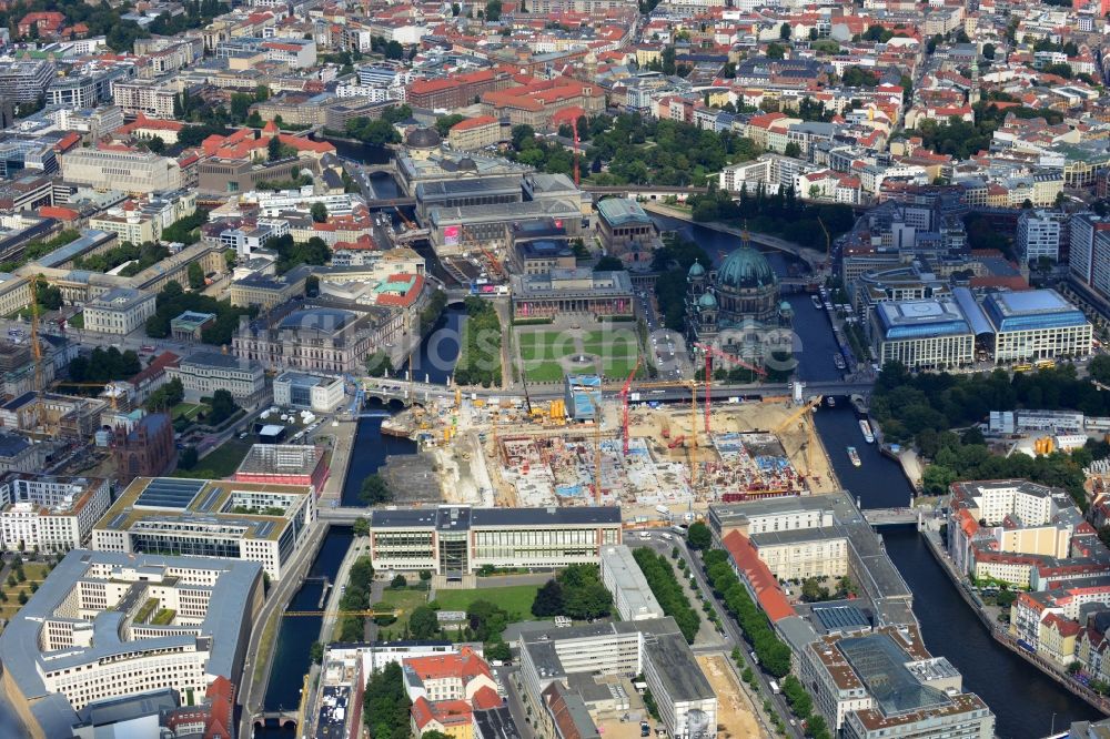 Berlin von oben - Umgestaltung des Schlossplatz durch die Baustelle zum Neubau des Humboldt - Forums in Berlin - Mitte