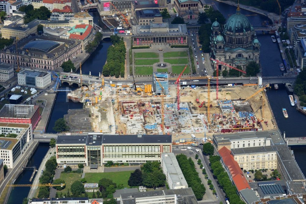 Berlin aus der Vogelperspektive: Umgestaltung des Schlossplatz durch die Baustelle zum Neubau des Humboldt - Forums in Berlin - Mitte