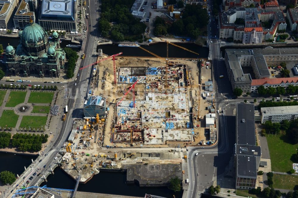 Luftbild Berlin - Umgestaltung des Schlossplatz durch die Baustelle zum Neubau des Humboldt - Forums in Berlin - Mitte