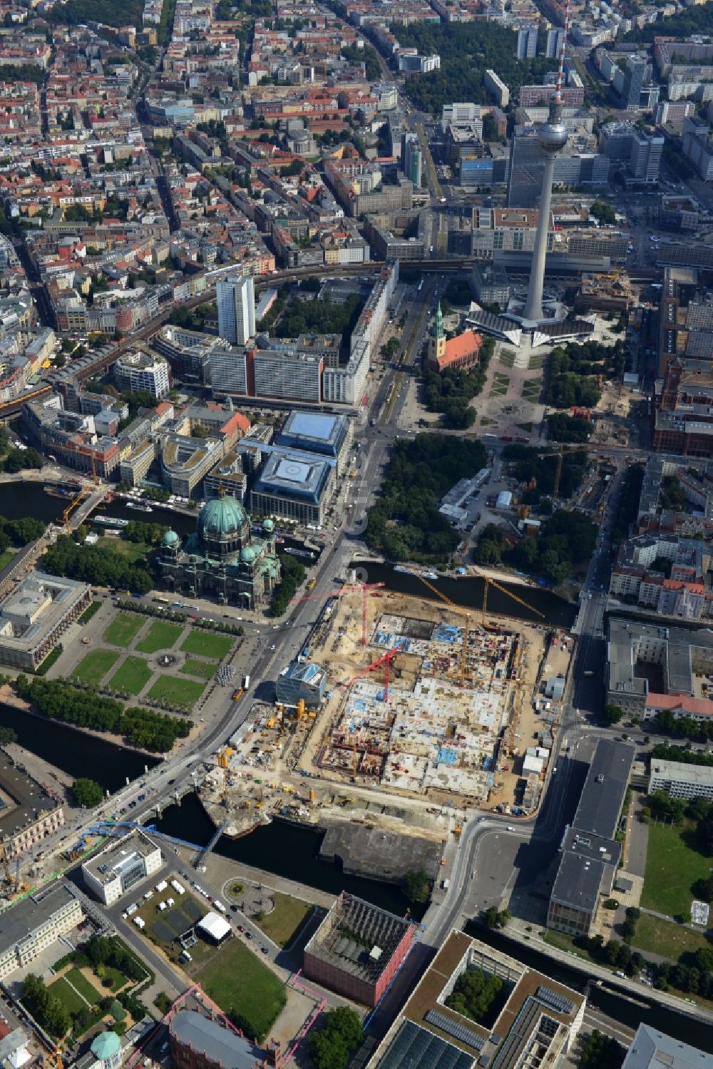 Luftaufnahme Berlin - Umgestaltung des Schlossplatz durch die Baustelle zum Neubau des Humboldt - Forums in Berlin - Mitte