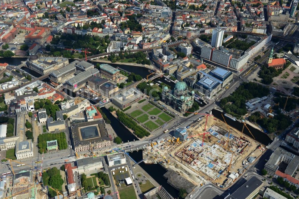 Berlin von oben - Umgestaltung des Schlossplatz durch die Baustelle zum Neubau des Humboldt - Forums in Berlin - Mitte