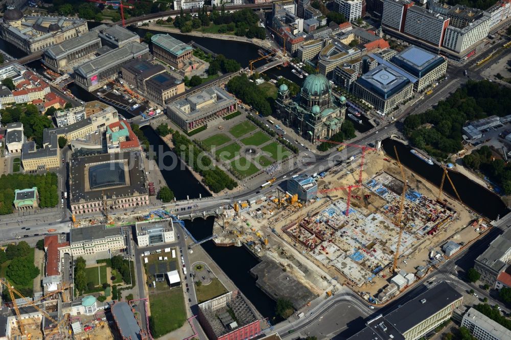 Berlin aus der Vogelperspektive: Umgestaltung des Schlossplatz durch die Baustelle zum Neubau des Humboldt - Forums in Berlin - Mitte