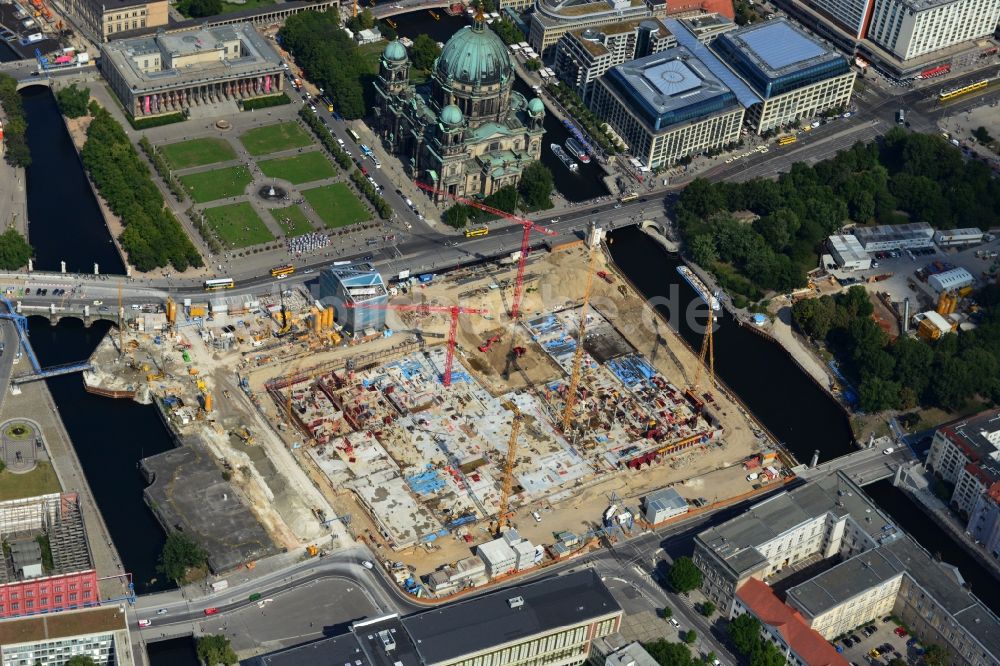 Luftbild Berlin - Umgestaltung des Schlossplatz durch die Baustelle zum Neubau des Humboldt - Forums in Berlin - Mitte