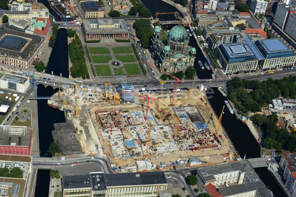 Luftaufnahme Berlin - Umgestaltung des Schlossplatz durch die Baustelle zum Neubau des Humboldt - Forums in Berlin - Mitte