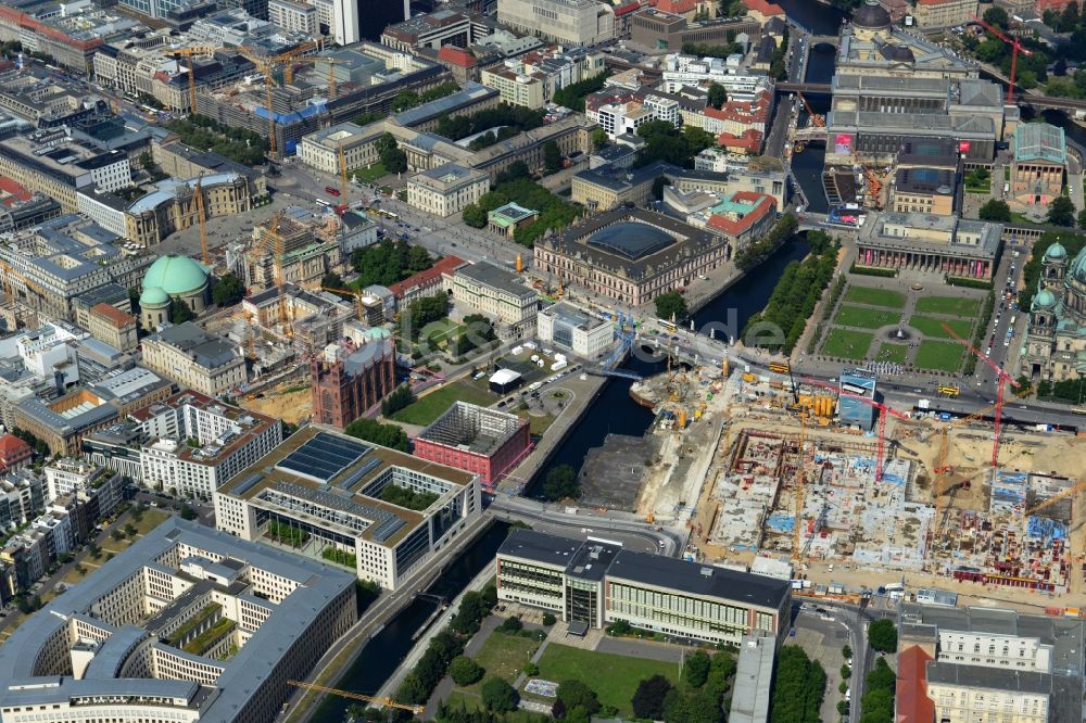 Berlin von oben - Umgestaltung des Schlossplatz durch die Baustelle zum Neubau des Humboldt - Forums in Berlin - Mitte