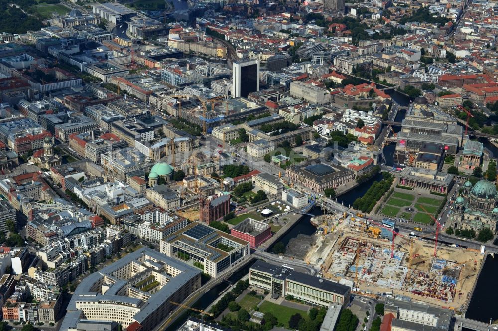 Berlin aus der Vogelperspektive: Umgestaltung des Schlossplatz durch die Baustelle zum Neubau des Humboldt - Forums in Berlin - Mitte