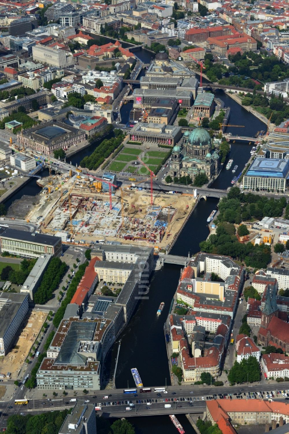 Luftbild Berlin - Umgestaltung des Schlossplatz durch die Baustelle zum Neubau des Humboldt - Forums in Berlin - Mitte