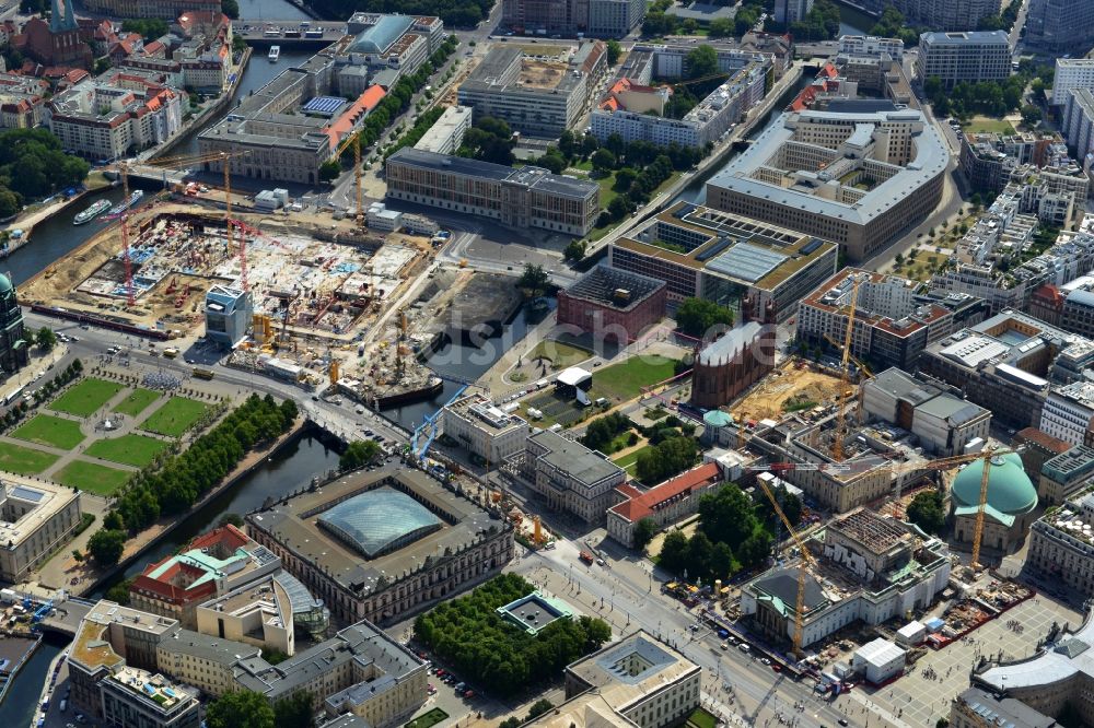 Luftaufnahme Berlin - Umgestaltung des Schlossplatz durch die Baustelle zum Neubau des Humboldt - Forums in Berlin - Mitte