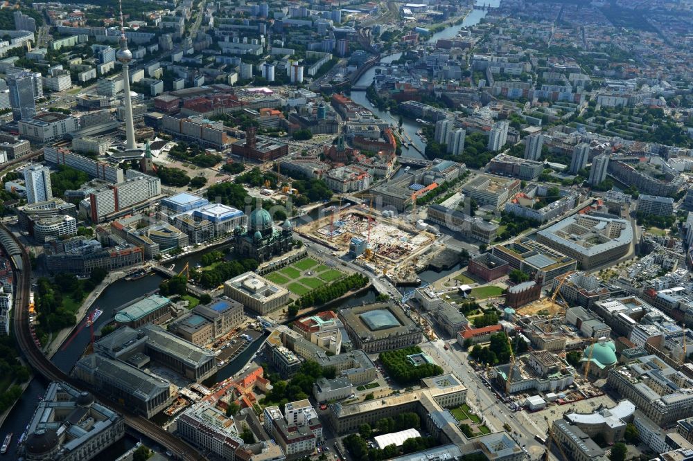 Berlin von oben - Umgestaltung des Schlossplatz durch die Baustelle zum Neubau des Humboldt - Forums in Berlin - Mitte