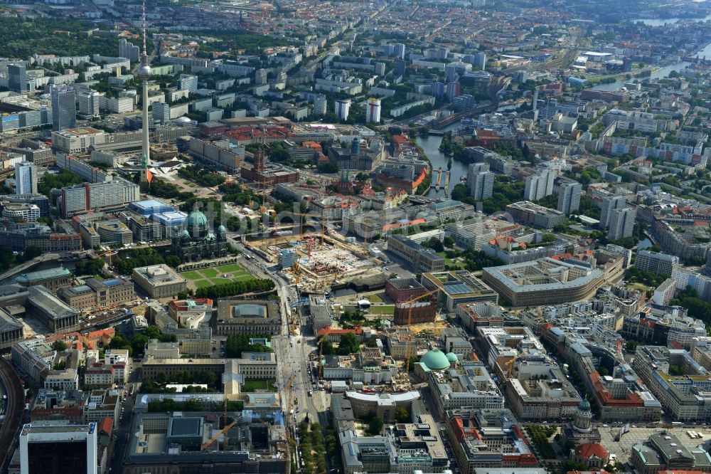 Berlin aus der Vogelperspektive: Umgestaltung des Schlossplatz durch die Baustelle zum Neubau des Humboldt - Forums in Berlin - Mitte