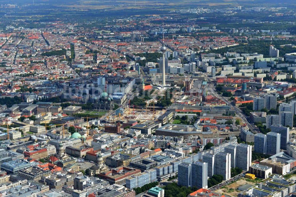 Luftbild Berlin - Umgestaltung des Schlossplatz durch die Baustelle zum Neubau des Humboldt - Forums in Berlin - Mitte