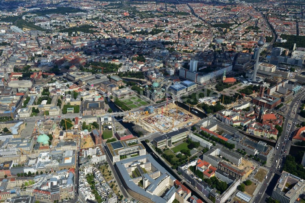 Luftaufnahme Berlin - Umgestaltung des Schlossplatz durch die Baustelle zum Neubau des Humboldt - Forums in Berlin - Mitte