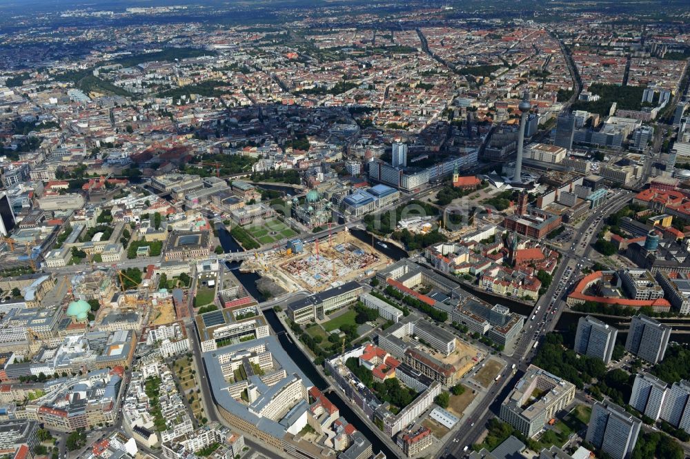 Berlin von oben - Umgestaltung des Schlossplatz durch die Baustelle zum Neubau des Humboldt - Forums in Berlin - Mitte